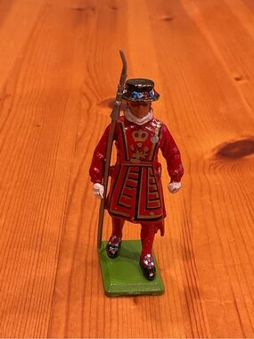 BRITISH KINGS GUARD FIGURINE BRITAINS LTD VINTAGE ENGLAND BEEFEATER 1970’s